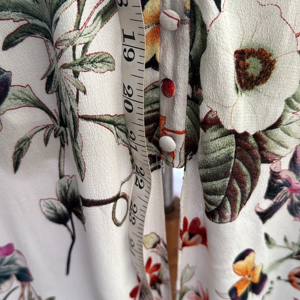 LULU.   Summer floral Dress w/ruffled neckline. Lined. VGUC . Size MED - Picture 13 of 14